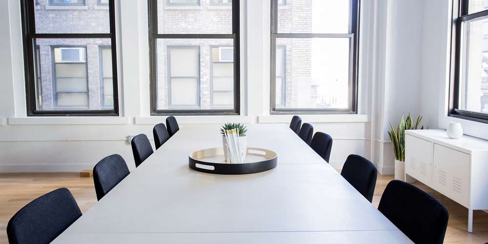 Executive suites can come with amenities such as meeting rooms